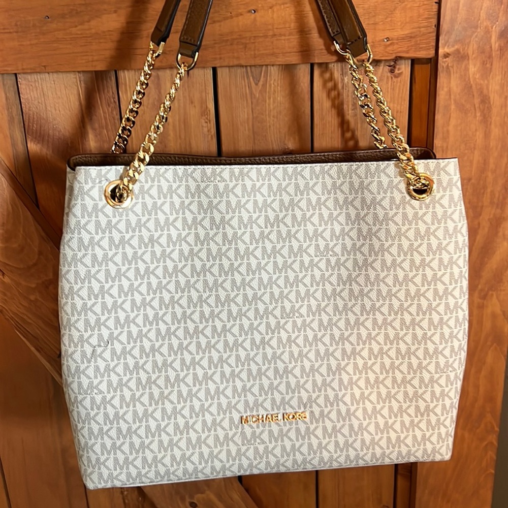 Large jet set logo chain tote